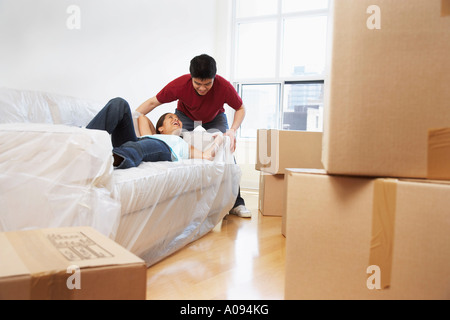 Paar in neue Wohnung Stockfoto