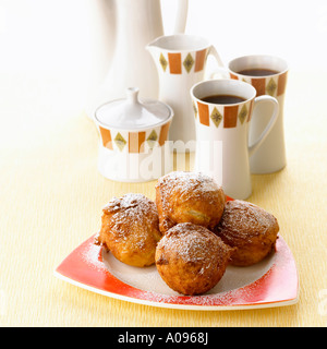 Saure Sahne Donuts und Kaffee Stockfoto