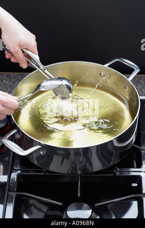 Saure Sahne Donuts Kochen in Öl Stockfoto