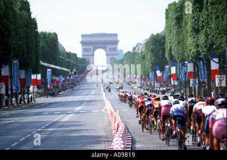 Fahrer bei der Tour De France auf der letzten Etappe Auf den Champs Elysees in Paris Frankreich am 20. Juli 2000 Stockfoto