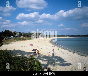 breiter Sandstrand, unterstützt durch Dünen und das Resort Stadt Carnac plage Stockfoto