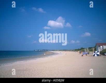 breiter Sandstrand, unterstützt durch Dünen am östlichen Ende von Carnac plage Stockfoto
