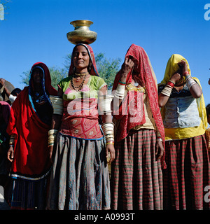 Rajasthani Frauen in traditioneller Tracht, sammeln von Wasser aus Brunnen in der Wüste Thar, Rajasthan, Indien Stockfoto