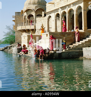 Frauen sammeln Wasser am See Gadisar, Jaisalmer, Rajasthan, Indien Stockfoto