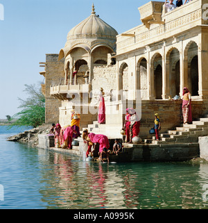 Rajasthani Frauen Wasser bei Gadisar See, Jaisalmer, Rajasthan, Indien Stockfoto