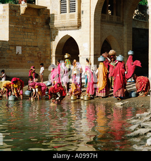 Frauen sammeln Wasser bei Gadisar Tor, Jaisalmer, Rajasthan, Indien Stockfoto