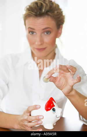 Frau Mit Sparschwein, Frau mit Sparschwein sparen Sie hier Stockfoto