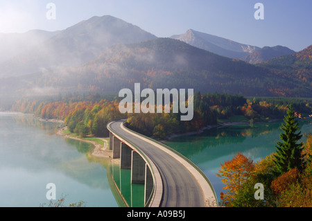 Brücke über den See Sylvensteinspeicher, Bayern, Deutschland Stockfoto