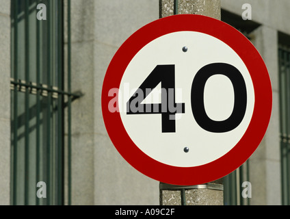 Kreisförmige Höchstgeschwindigkeit 40 Verkehrsschild Stockfoto