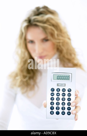 Frau weitergeleitet Einen Taschenrechner, Frau, die Tasche calcualator Stockfoto