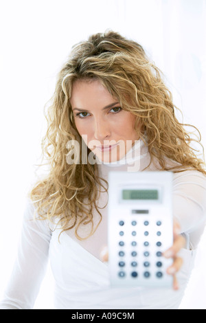 Frau weitergeleitet Einen Taschenrechner, Frau, die Tasche calcualator Stockfoto