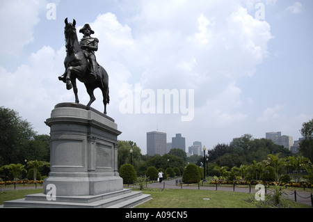 Eine Statue von George Washington mit der Skyline von Boston, MA im Hintergrund. Stockfoto