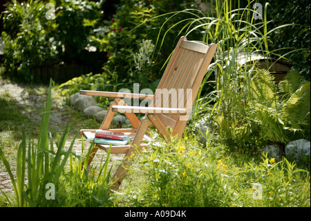 Gartenstuhl Im Garten, Stuhl im Garten Stockfoto