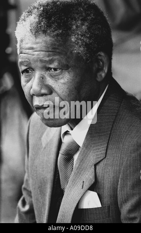 Südafrika. Soweto. Porträt von Nelson Mandela im Garten seines Hauses, kurz nach seiner Entlassung aus dem Gefängnis. Stockfoto