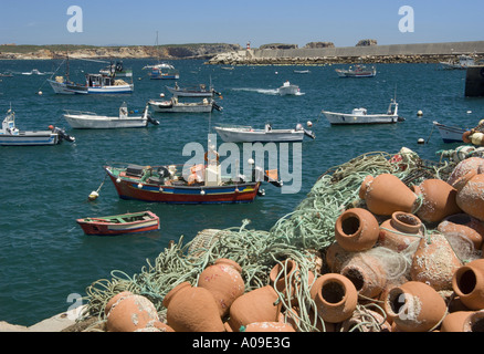 Krabbe Töpfe und Fischerboote im Hafen von Porto da Baleeira Sagres, Algarve, Portugal Stockfoto
