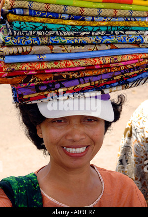 Lächelnden balinesische Frau Sarongs, Padang Bai, Fährhafen nach Lombok, Indonesien Bali zu verkaufen Stockfoto