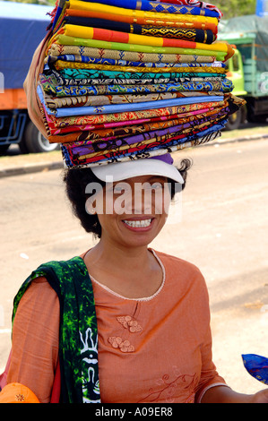 Lächelnden balinesische Frau Sarongs, Padang Bai, Fährhafen nach Lombok, Indonesien Bali zu verkaufen Stockfoto