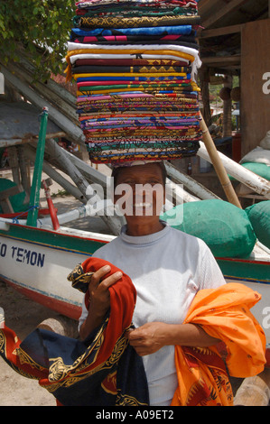 Lächelnden balinesische Frau Sarongs, Padang Bai, Fährhafen nach Lombok, Indonesien Bali zu verkaufen Stockfoto