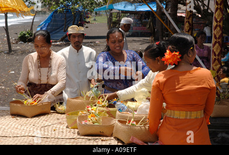 Vorbereitung der Angebote an hinduistischen frommen Open-Air-Festivals, Bali Indonesien Stockfoto