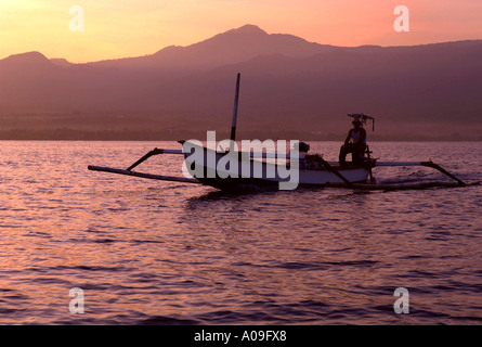 Auslegerboot Angeln im Morgengrauen vor der Küste von Lovina und Singaraja, Nord Bali, Indonesien Stockfoto