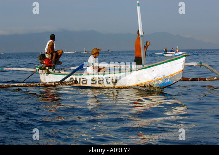 Indonesische Fischer am Ausleger Fischerboot, Delphine beobachten, Singaraja, Lovina, Bali, Indonesien Stockfoto