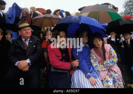 Eton School College Eltern 4. Juni Elterntag beobachten die Prozession der Boote Schutz vor Regen Windsor Berkshire 1980er Jahre 1985 UK HOMER SYKES Stockfoto