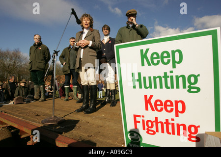 Herzog von Beaufort Jagd in Wiltshire 2005 mit Kate Hoey MP für Arbeit unterstützt die Kampagne Fuchsjagd in Großbritannien zu halten Stockfoto