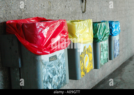 Mülleimer mit bunten Müllsäcke Stockfoto