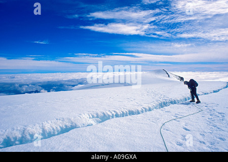 Kletterer auf der Suche in Gletscherspalte auf Mount Baker, WA Stockfoto