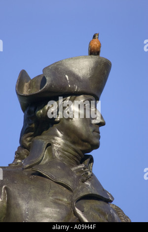 Robin sitzt auf der Statue von George Washington in Boston Public Garden Stockfoto