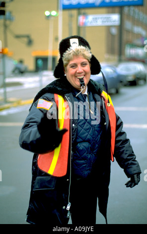 Polizistin mit 40 Jahren Regie Traffic für St-Paul-Winter-Karneval. St Paul Minnesota USA Stockfoto