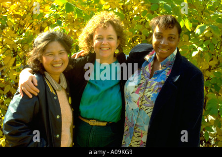 Multikulturelle Nachbarschaft Freunde Alter 35 und 46 herzlich einen schönen Nachmittag genießen. St Paul Minnesota USA Stockfoto