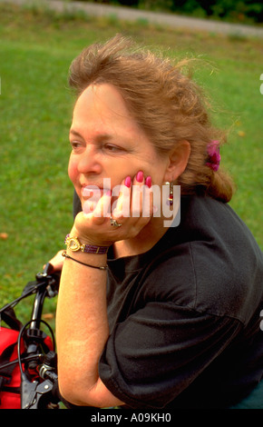 Attraktive Frau Alter 53 ruht auf dem Fahrrad während Sand Lake Wanderung. Cumberland Wisconsin USA Stockfoto