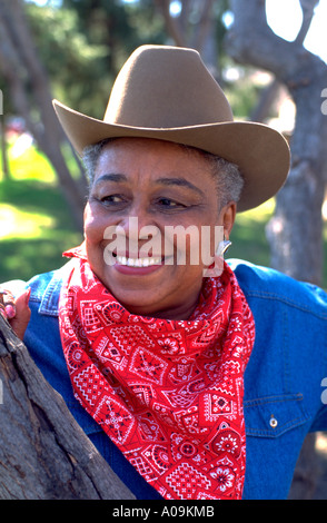 Reife Black African American Cowgirl verkleidet 72 Jahre für Innenstadt Jugend Rodeo Spendenaktion. St Paul Minnesota USA Stockfoto