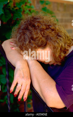 Reife weiße Frau Alter 49 durch den Gedanken der Ungerechtigkeiten des Lebens depressiv. St Paul Minnesota USA Stockfoto
