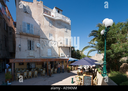 Straßencafé in der Haute-Ville (Altstadt), Bonifacio, Korsika, Frankreich Stockfoto