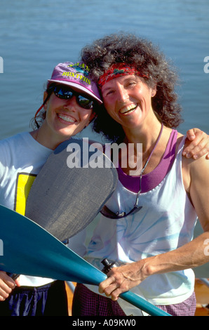 Glückliche Freiwilligen Alter 26 und 49 am Mut Center Lake Nokomis Kanu Rennen Spendenaktion zu feiern. Minneapolis Minnesota USA Stockfoto