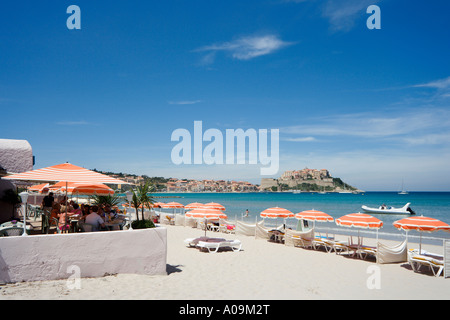 Strand mit der Zitadelle in der Ferne, Calvi, La Balagne, Korsika, Frankreich Stockfoto