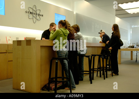 Hilfe und Beratung an der Genius Bar im Mac Store in Old Town Pasadena Kalifornien Einkaufsviertel Stockfoto