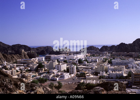 Hauptstadt von Oman, Muscat. Palast des Sultans ist auf der rechten Seite der alten portugiesischen Festungen Stockfoto