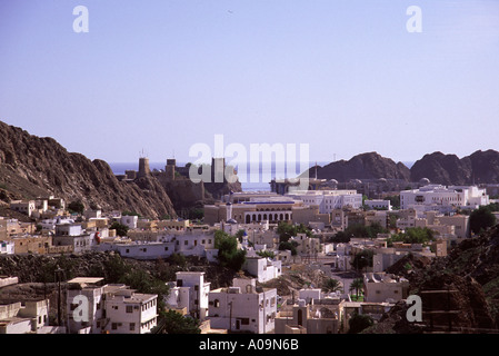 Oman, Hauptstadt Muscat. Palast des Sultans ist auf der rechten Seite der alten portugiesischen Festungen Stockfoto