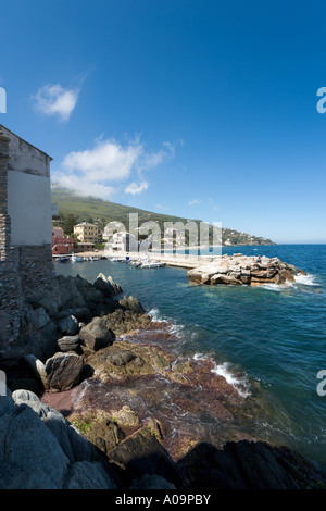 Direkt am Meer und Hafen von Erbalunga, Cap Corse, Korsika, Frankreich Stockfoto