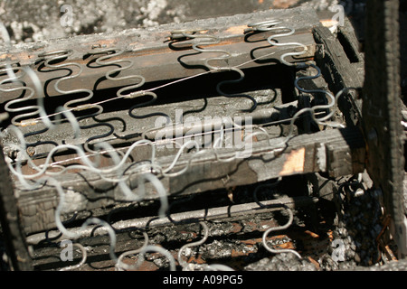 Die Holzkohle Holzasche Überreste von einem Liegestuhl im Brandfall verbrannt Struktur Stockfoto