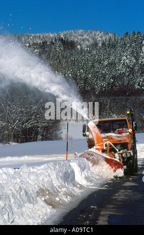 Regierung Mercedes Benz Schneegebläse im Winter, Bayerischer Wald, Niederbayern, Deutschland, Europa. Foto von Willy Matheisl Stockfoto