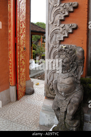 Hofeinfahrt und Gateway im Königspalast von Ubud, Bali Indonesien Stockfoto