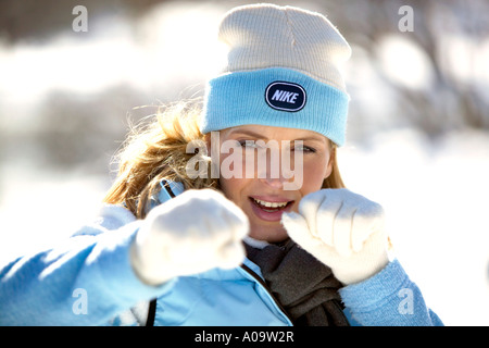 Frau Beim Fitnesstraining Im Winter, Frau Joggen im winter Stockfoto