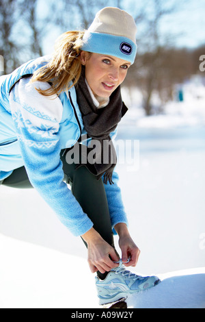 Frau Beim Fitnesstraining Im Winter, Frau trainieren Fitness winter Stockfoto