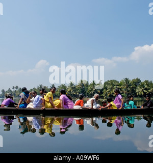 Frauen und Kinder in einem Taxi Kanu auf den Backwaters von Kerala in Südindien Stockfoto