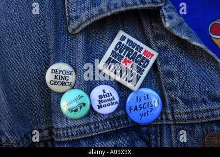 Jugendliche tragen pins auf eine Jean Jacke mit politischen Botschaften Stockfoto