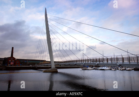 DIE SEGEL BRÜCKE BESTANDTEIL DER SA1 SWANSEA WATERFRONT ENTWICKLUNG IN SÜD-WALES UK SEP 2005 Stockfoto